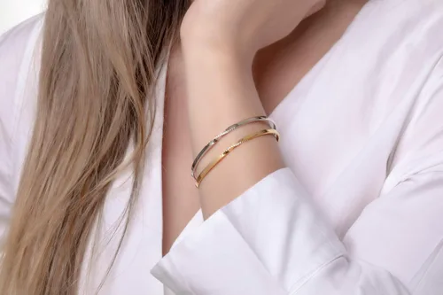 Vista 5 de Brazalete Mobius de oro macizo en 9K, 14K y 18K, pulsera Mobius de diamantes para mujer, pulsera de diamantes atemporal, brazalete de oro hecho a