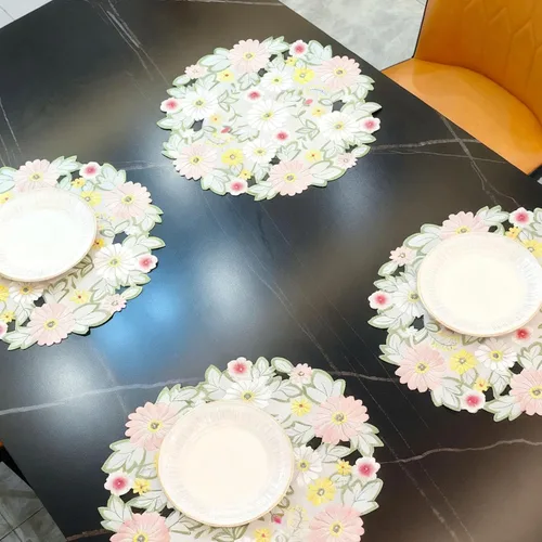 Vista 4 de LeLehome Juego de 4 manteles individuales redondos bordados con margaritas de primavera, 15 pulgadas, decoración de mesa para el hogar, cocina