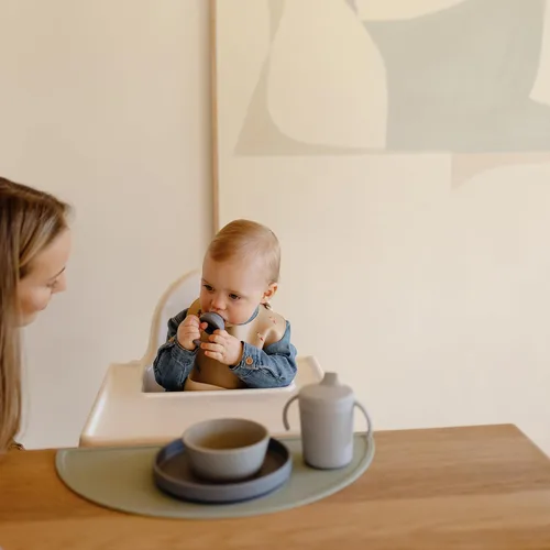 Vista 60 de Mushie - Babero de silicona para bebé, ajustable y resistente al agua (abejas) De 4 a 24 meses, lavable a máquina, correa ajustable