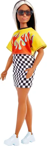 Vista 4 de Barbie Fashionistas Doll #179, Curvas con pelo largo resaltado, top corto de llama, falda a cuadros y accesorios que incluyen zapatillas y gafas