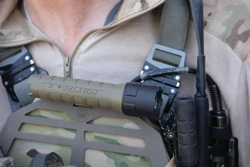 Vista 4 de Streamlight 88605 PolyTac X - Linterna táctica profesional multicombustible de 600 lúmenes, viene en una caja, estilo Coyote