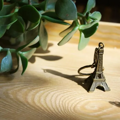 Vista 4 de TANGMENGXI Llavero de la Torre Eiffel favorece el llavero encantador del recuerdo de la decoración 3D, llaveros franceses de los recuerdos