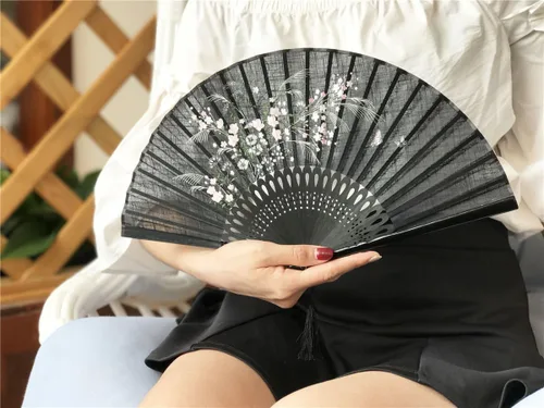Vista 4 de OMyTea, abanico desplegable con motivo de flores de yuyos (8.27 pulgadas - 21 centímetros) con funda de tela para protección, estilo chino/japonés