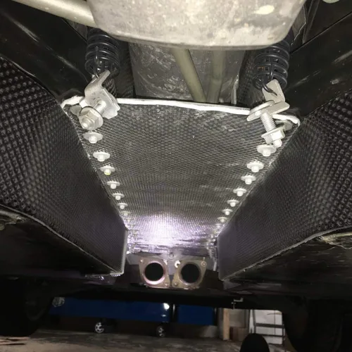 Vista 2 de Design Engineering 050530 Corvette C5 Kit completo de placa de túnel de transmisión y escudo térmico lateral