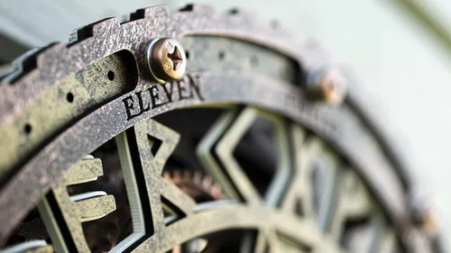 Vista 7 de Automaton Bite 1682 Mjölnir (martillo del dios Thor) Reloj de pared con engranajes móviles, arte de pared grande y silencioso para el hogar, regalo