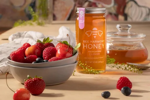 Vista 5 de Bee Harmony Miel de trébol cruda, 12 onzas (paquete de 2 tarros), fabricada en los Estados Unidos