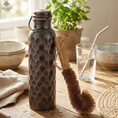 Vista 4 de Artisan - Botella de agua ayurvédica de cobre de 32 onzas, hecha a mano, 100% cobre puro, botella martillada para beber con cepillo de madera, a