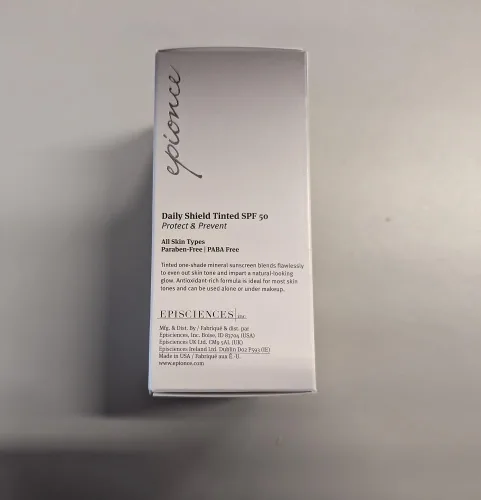 Vista 7 de Epionce Daily Shield Tinted SPF 50 Protector solar facial de amplio espectro antioxidante