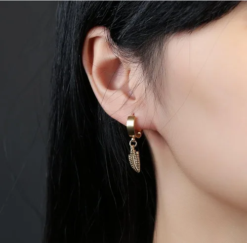 Vista 4 de Pendientes colgantes de acero inoxidable con diseño de hojas de oro y plata y negro