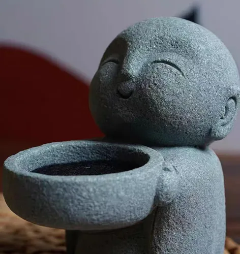 Vista 4 de livelyfish Estatua de monje japonés de 3 piezas de estatuas de buda de piedra arenisca zen rezando, esculturas asiáticas de jardín para buena