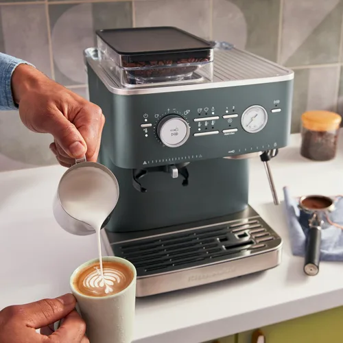 Vista 9 de KitchenAid Máquina de café expreso semiautomática con molinillo de rebabas, 2.5L, KES6551JP, enebro Juniper