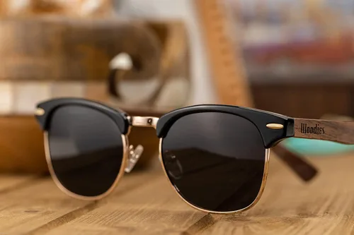 Vista 5 de Woodies Lentes de sol retro de madera de nogal semirrirrimless dorados para hombres y mujeres, lentes polarizados negros y marco de madera real
