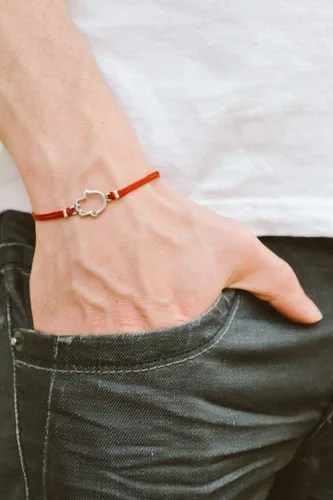 Vista 3 de Pulsera de cuerda roja Hamsa para hombre, pulsera para hombre con dije Hamsa chapado en plata, cordón de algodón rojo, regalo judío para él