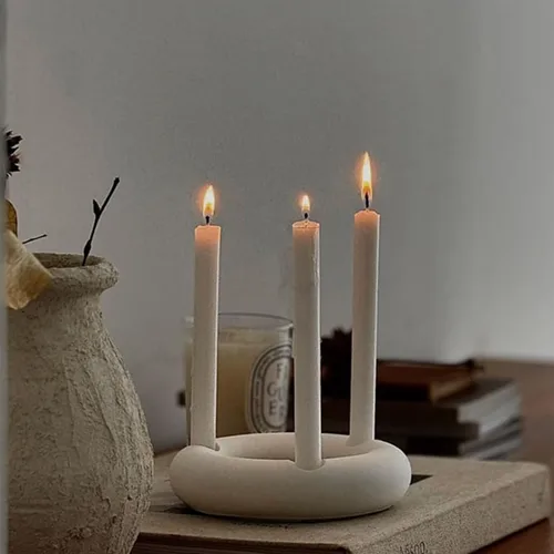 Vista 3 de Portavelas cónicos de cerámica, candelabro circular para 3 velas cónicas, decoración moderna para mesa de comedor, sala de estar, café, centro