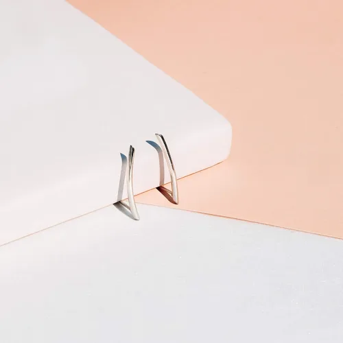 Vista 4 de Boma Jewelry - Pendientes de tuerca de plata de ley con barra curvada y diseño minimalista
