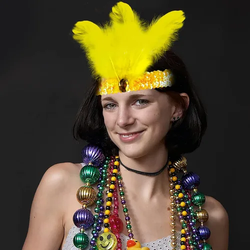 Vista 2 de Bnikion Paquete de 3 diademas de plumas con lentejuelas de Mardi Gras de los años 20, carnaval, fiesta, evento, vendimia, color verde, morado y verde