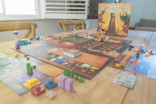 Vista 9 de Stonemaier Games: Péndulo por Travis P Jones Un juego de mesa de estrategia de colocación de trabajadores, optimización del tiempo El tiempo es