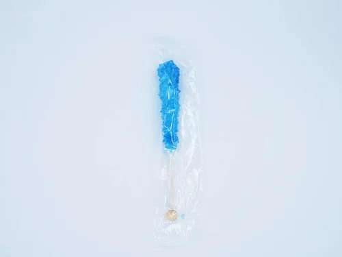 Vista 3 de Blue Rock Candy Sticks '72 Pack' – Roca de cristal de azúcar Razz azul envuelta individualmente a granel – Perfecto para recuerdos de fiesta, bodas