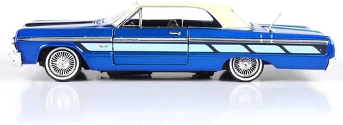 Vista 2 de Motormax 1964 Chevrolet Impala Lowrider Hard Top Azul Caramelo Metálico con Tapa Crema de la Serie Get Low Modelo de Coche Fundido a Escala 1/24