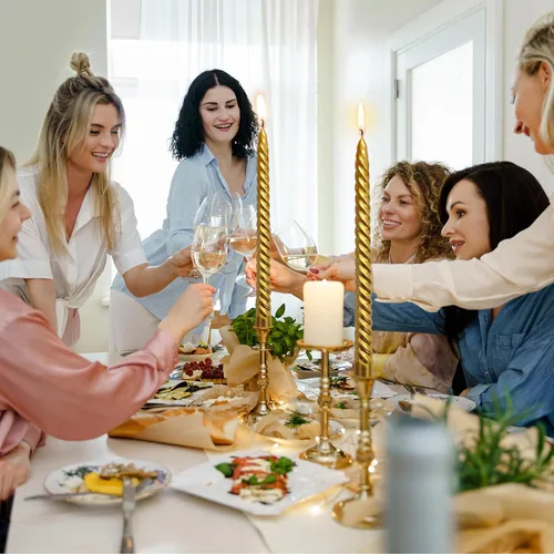 Vista 4 de Juego de velas cónicas en espiral doradas de 10 pulgadas para Navidad, paquete de 12 velas torcidas sin perfume, velas delgadas y cónicas sin goteo