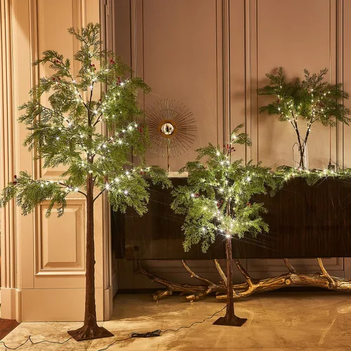 Vista 4 de Fudios Luces de árbol de cadar de Navidad, 195 luces LED de hadas de 6 pies enchufables, árbol de ciprés artificial iluminado con bayas rojas