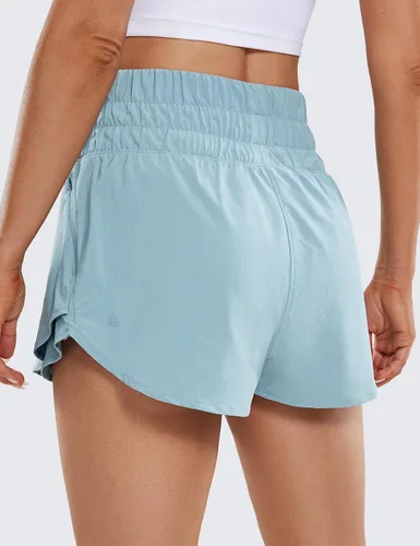Vista 2 de CRZ YOGA Pantalones cortos atléticos de cintura alta para mujer, falda con volantes, forro frontal, pantalones cortos de entrenamiento para correr
