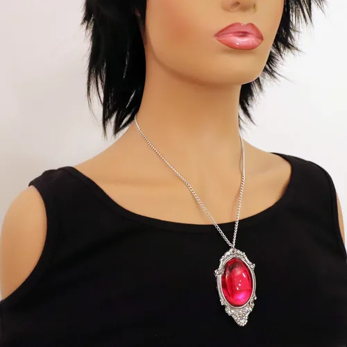 Vista 2 de Collar con colgante de cabujón rojo sangre en acabado plateado con marco de peltre, Metal