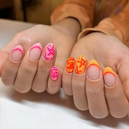 Vista 17 de Uñas postizas cortas en forma de almendra SWEKKE con punta francesa, uñas falsas con diseños de flores 3D en amarillo y rosa, uñas adhesivas