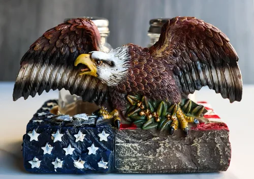 Vista 5 de Ebros Gift Águila calva patriótica americana con rama de olivo posada en base de la bandera de Estados Unidos soporte decorativo de sal y pimentero