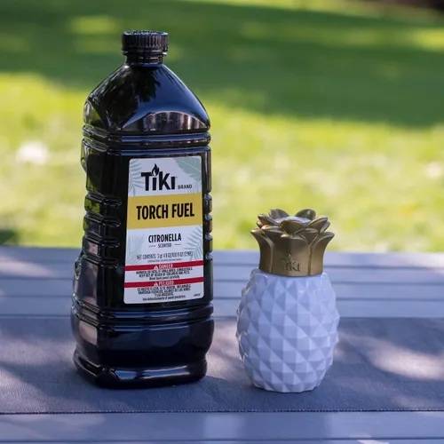 Vista 2 de TIKI Combustible de antorcha de citronela – 3/4 galones (100 onzas), paquete de 2, fácil de verter, de larga duración para antorchas al aire libre