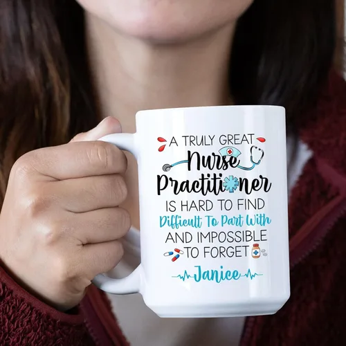 Vista 3 de Taza personalizada para enfermera practicante, 11 oz y 15 onzas, cerámica blanca, mango en C, nombre personalizado, regalo de jubilación NP