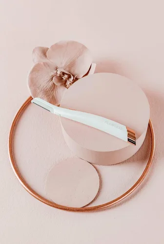 Vista 5 de Finishing Touch Flawless Dermaplane Glo Lighted Facial Exfoliator - Non-Vibrating and Includes 6 Replacement Heads, White/Rose Gold