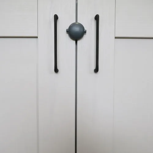 Vista 4 de Qdos Safety Cerradura adhesiva de doble puerta Gris Fácil operación con una sola mano – Diseño patentado ZeroPinch – Solo se adapta a gabinetes