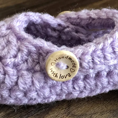 Vista 5 de Crochet slip-on style baby shoes, Crochet Baby girl shoes, Baby girl and boys slippers, handmade by order from 0-12 months, different colors by