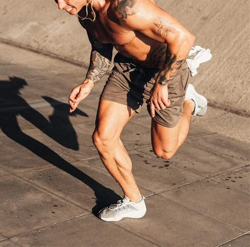 Vista 3 de Akk Pantalones cortos 2 en 1 para hombre, para correr, entrenamiento, yoga, gimnasio, deportes, con bolsillos para teléfono con cremallera