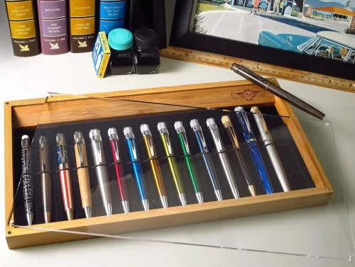 Vista 3 de Retro 51 Portalápices de bambú con cubierta magnética, capacidad para 16 bolígrafos (DIS-B16)
