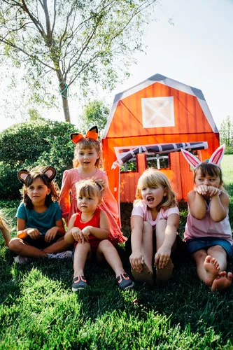 Vista 11 de Pacific Play Tents 60810 Barnyard Playhouse Carpa, 48 x 38 x 48 pulgadas, Multi