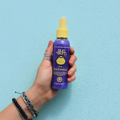 Vista 3 de Sun Bum Potenciador de tono rubio, neutraliza el latón y mejora el color y el brillo del cabello rubio, protege el tóner contra los rayos UV