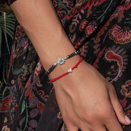 Vista 3 de Pulsera de cuerda roja ajustable, dije de 18 quilates para mujer, hecha a mano en Bali para suerte y éxito, tamaño 6 a 8 pulgadas