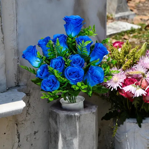 Vista 6 de XONOR Flores artificiales de cementerio, juego de 2 ramos de rosas artificiales, flores conmemorativas con jarrón para decoración de lápidas de Azul
