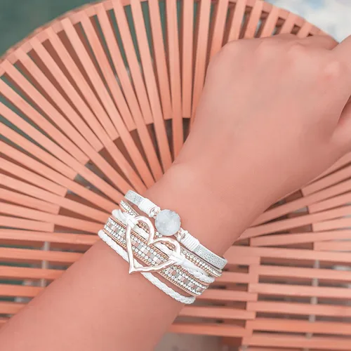 Vista 4 de FANCY SHINY Pulseras de cuero con forma de corazón, apilables, bohemias, pulseras de diamantes de imitación de resina de moda con cierre magnético