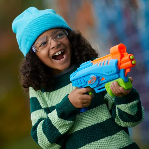 Vista 10 de Nerf Elite Jr Ultimate Starter Set, 2 lanzadores de espuma de juguete fáciles de jugar, 15 dardos Nerf Elite, 2 objetivos, juegos al aire libre