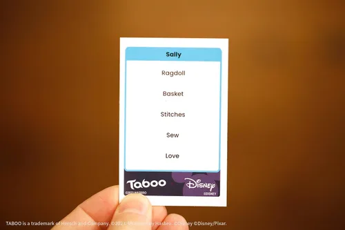 Vista 5 de Taboo: Edición Disney Juego de mesa de fiesta Juego temático de adivinar palabras en familia Mercancía oficialmente licenciada Juego para 2
