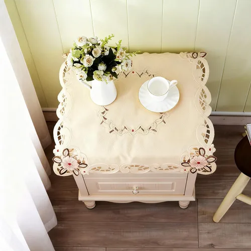Vista 6 de LeLehome - Mantel de encaje bordado con flores cafés, color crema y beige, diseño clásico y tela que no se arruga para mesa de comedor