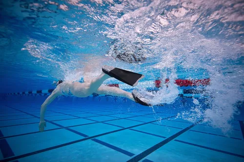 Vista 3 de TYR Crossblade Fins 2.0 - Aletas de natación de goma natural duraderas de hoja corta para entrenamiento de fuerza, velocidad y resistencia de piernas