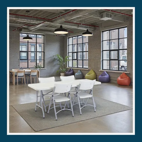 Vista 14 de OEF Furnishings OEFBT3072 Mesa de trabajo plegable para interiores y exteriores con superficie de resina gris texturizada y marco de patas de acero