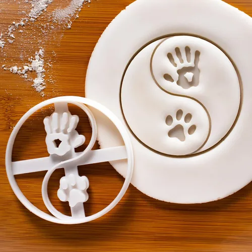 Vista 2 de Yin Yang Dog Paw Print y cortador de galletas de mano humana, 1 pieza - Bakerlogy
