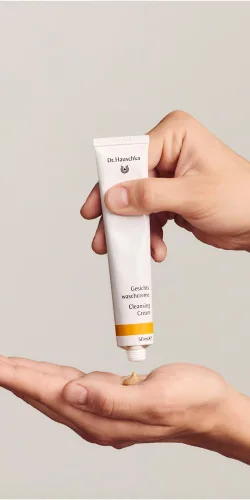 Vista 2 de Dr. Hauschka Crema limpiadora, limpieza profunda, 1.7 onzas líquidas