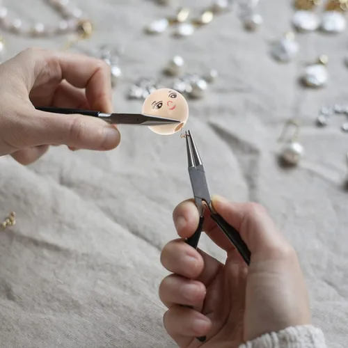 Vista 8 de MAGICLULU Kit de fabricación de pulseras, cuentas de arcilla, 50 cuentas de madera con cara sonriente, bolas de madera naturales para joyería