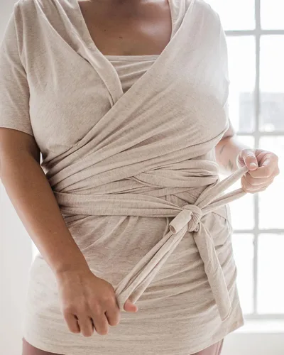 Vista 4 de Kindred Bravely Top envolvente de algodón orgánico de piel a piel Camisa canguro para mamá y bebé